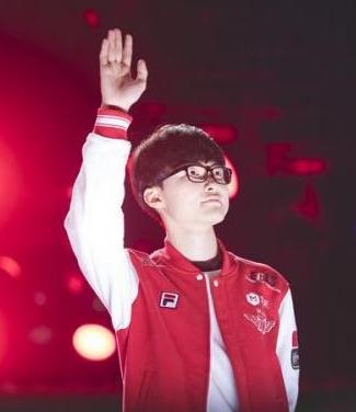 全力以赴的表演！上路、中路、下路和打野都做出了精彩的操作， EDward Gaming 击败了 Bilibili Gaming ，三支队伍全部获胜晋级